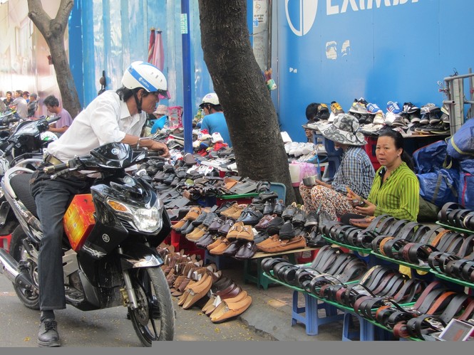 Đi Bến Thành “sắm” đồ cũ chơi tết - ảnh 5